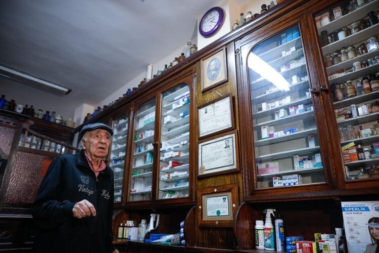 Salah satu apotek tertua di Istanbul menjadi museum setelah pemiliknya Melih Ziya Sezer meninggal di usia 90 tahun, Istanbul, Turki, 10 Desember 2021. (DHA Photo)