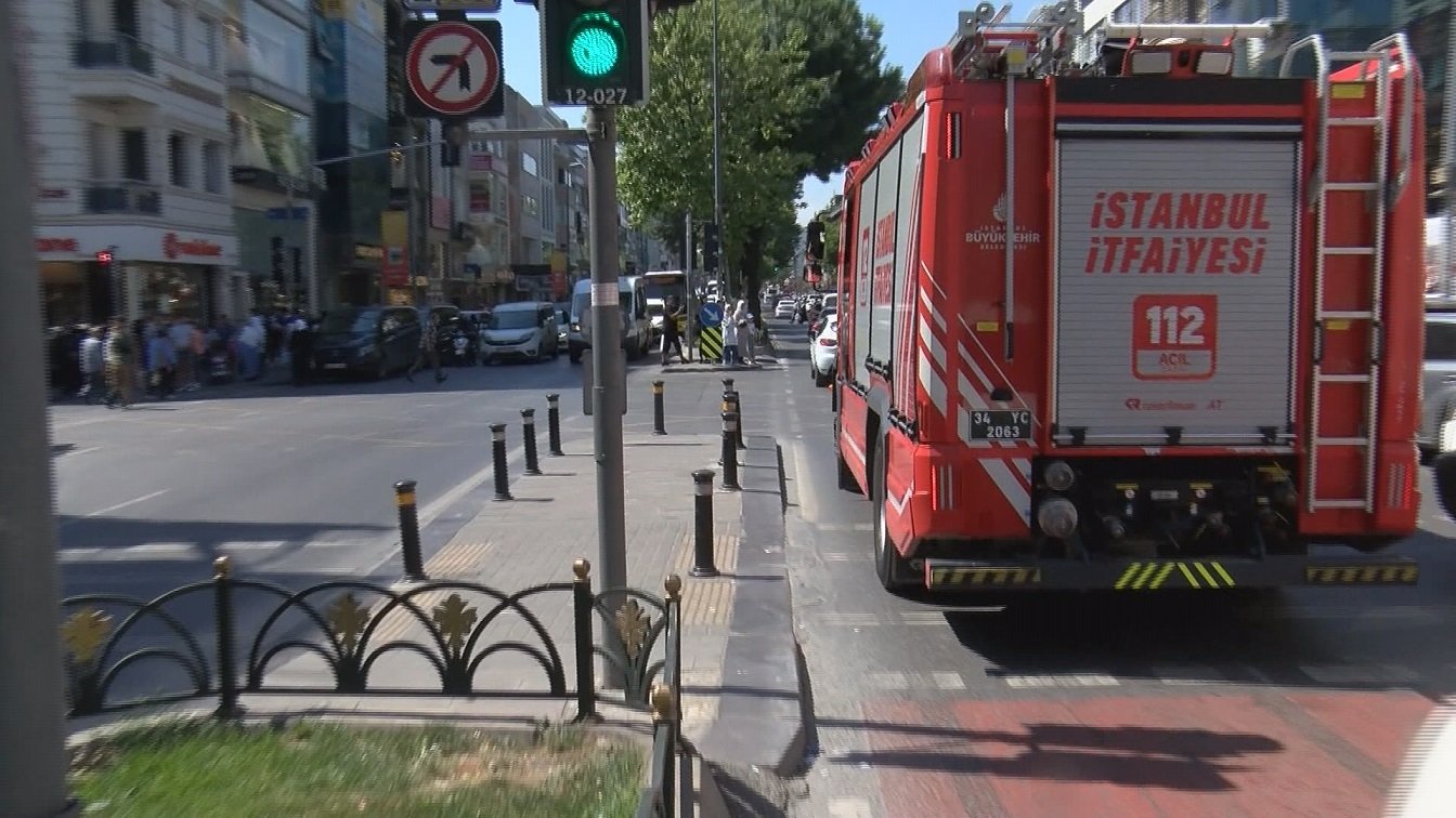 A fire truck passes at a green light, in Istanbul, Turkey, July 4, 2022. (DHA Photo)