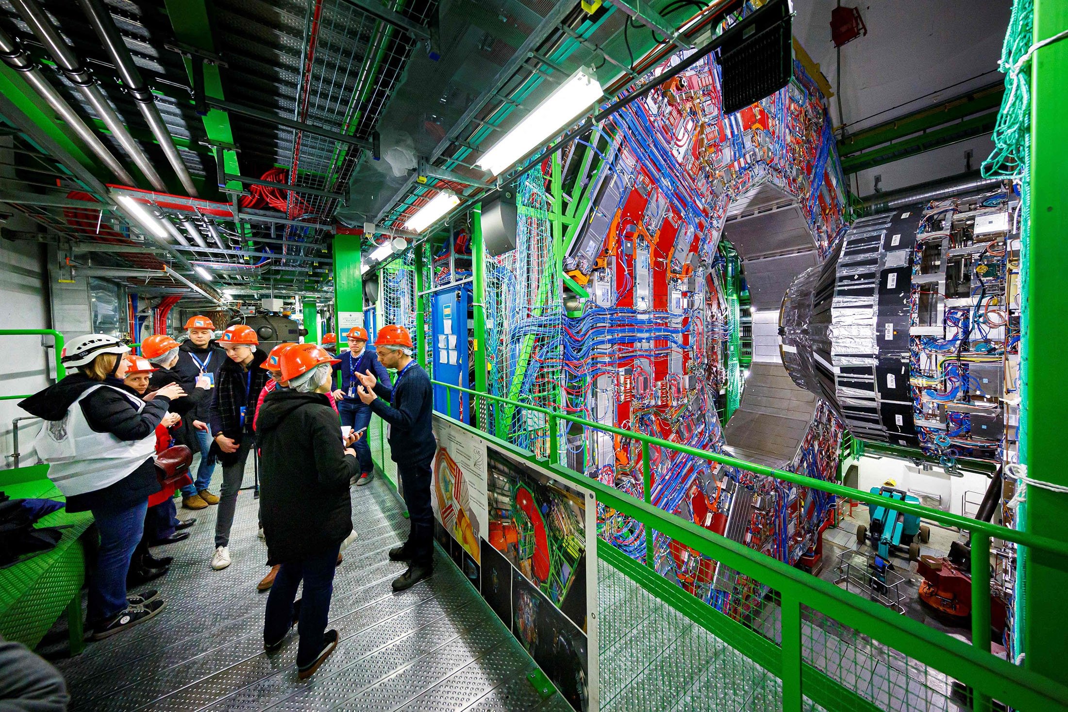 Anggota media menerima penjelasan di sebelah perakitan detektor Compact Muon Solenoid di terowongan Large Hadron Collider di CERN, selama pekerjaan pemeliharaan di Cessy, Prancis, dekat Jenewa, 6 Februari 2020. (AFP Photo)