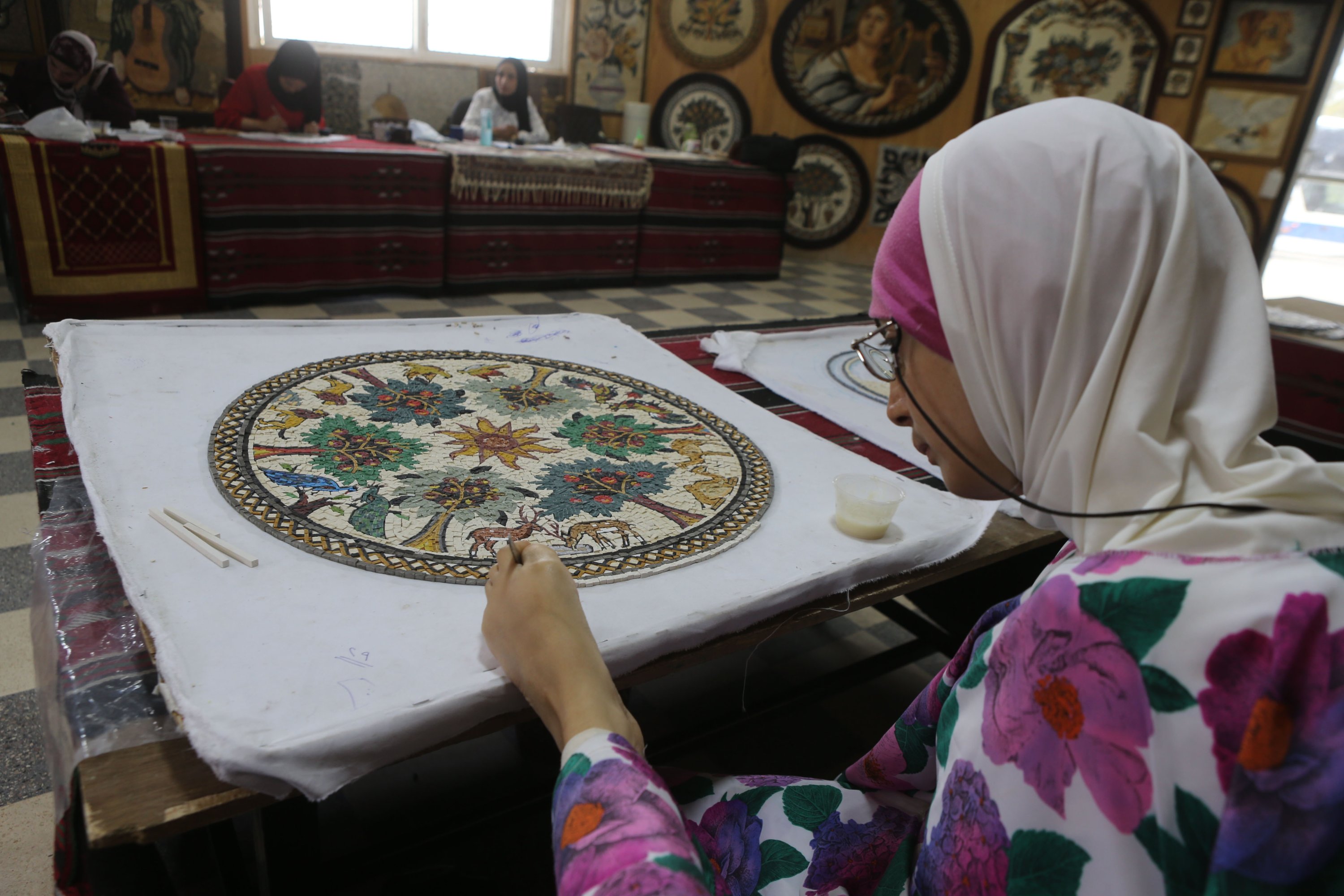 Rahma Khairallah berpose saat membuat panel mosaik, Mosaic House for Crafts and Handicrafts, Madaba, Yordania, 28 Juni 2022. (AA) 