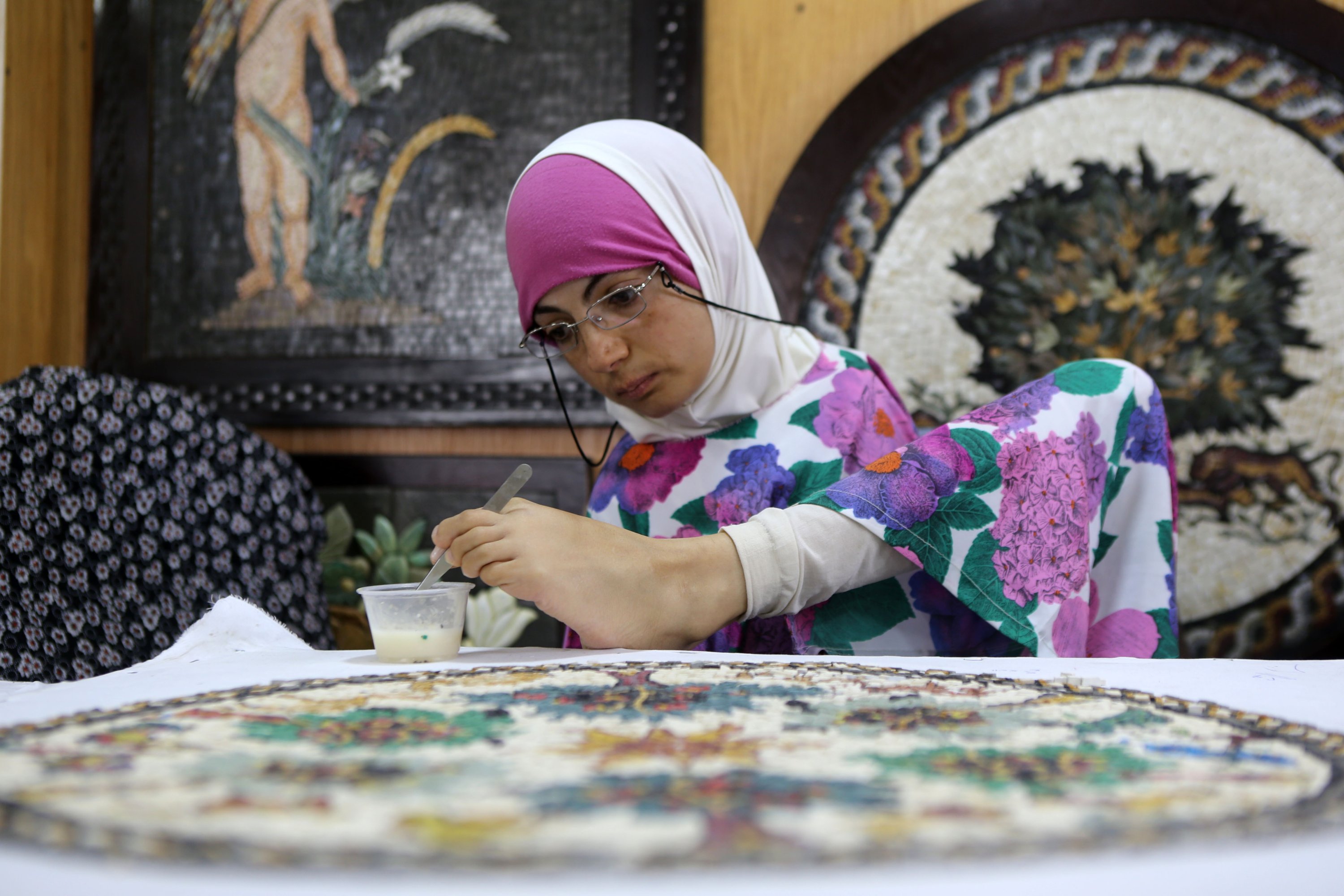 Rahma Khairallah berpose saat membuat panel mosaik, Mosaic House for Crafts and Handicrafts, Madaba, Yordania, 28 Juni 2022. (AA) 