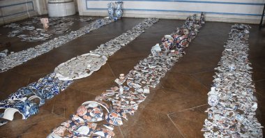 Shards of Imari porcelain lie on the floor in a room of Loosdorf Castle. (dpa)