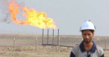 Flames burn off excess gas rises at Nasiriya oilfield in Nasiriya province, southeast of Baghdad, Iraq, Oct. 30, 2015. (Reuters File Photo)