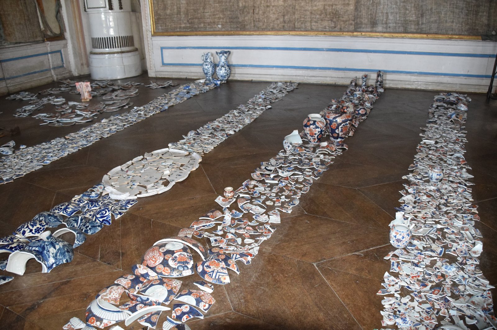 Shards of Imari porcelain lie on the floor in a room of Loosdorf Castle. (dpa)