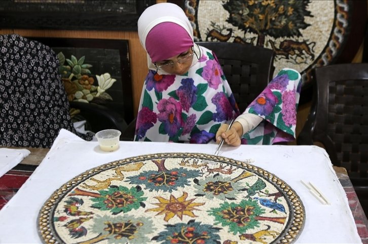 Seniman Yordania tanpa lengan memukau dengan mosaik yang indah