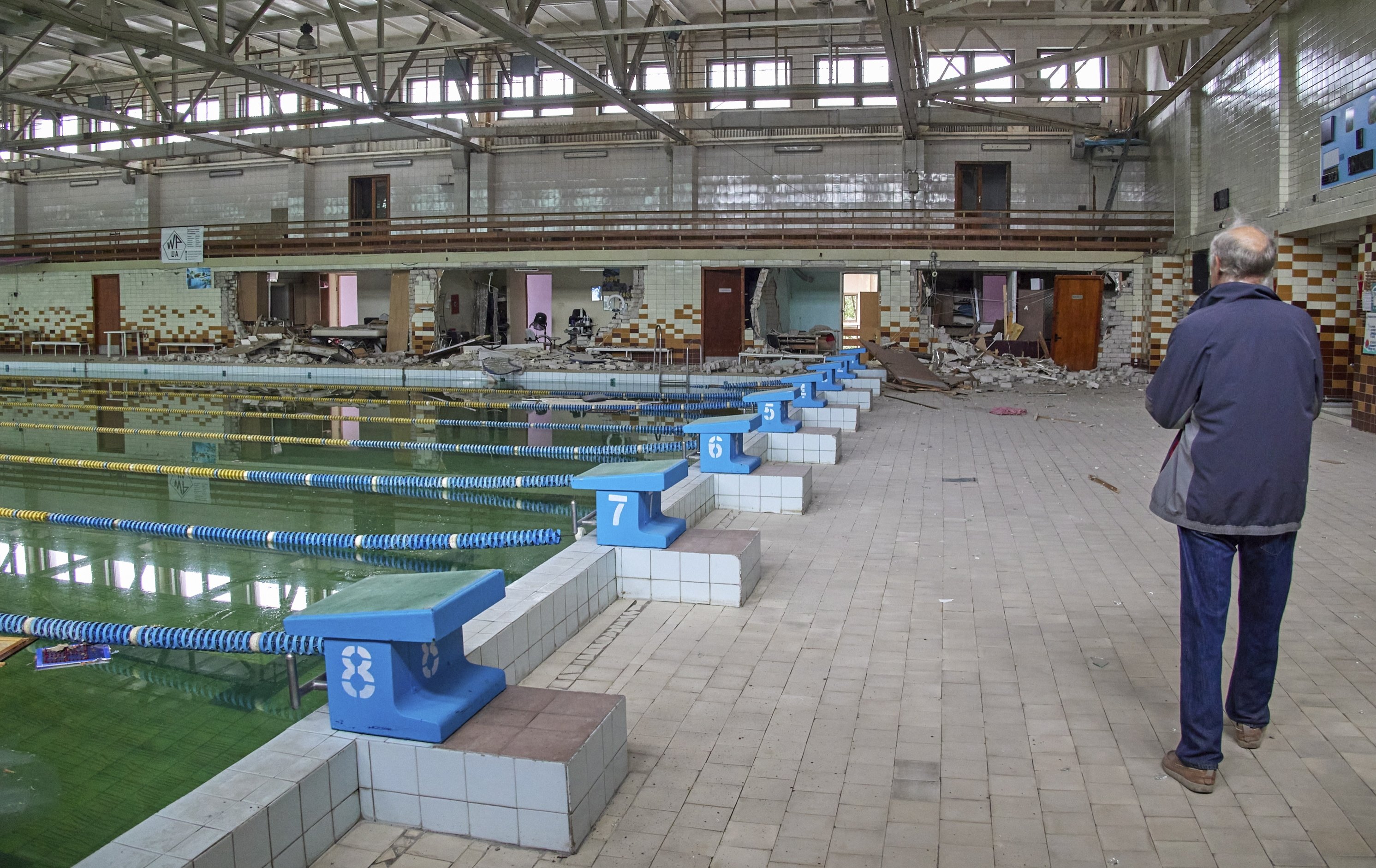 Pemandangan kompleks olahraga yang sebagian hancur di Institut Politeknik Kharkiv, Kharkiv, Ukraina, 24 Juni 2022. (Foto EPA)