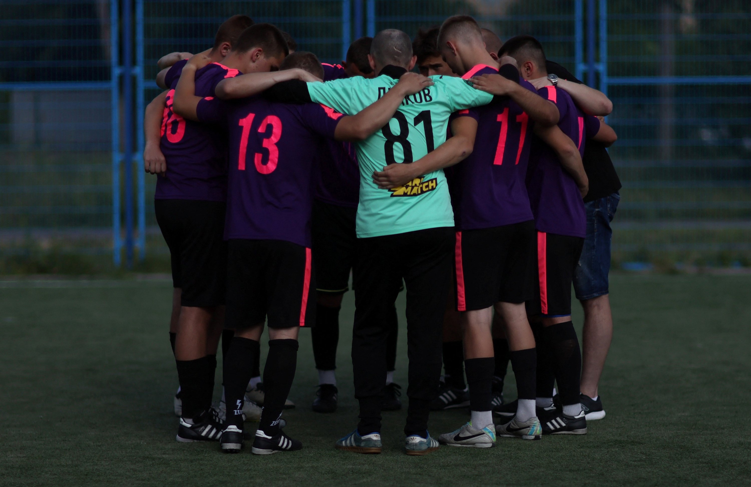 Tim Hasy meluangkan waktu sejenak sebelum bertanding dalam laga final turnamen sepak bola “Heroes of Kharkiv” yang menghormati Andrey Doroshev, pelatih anak-anak tercinta, yang tewas dalam serangan penembakan pekan lalu, Kharkiv, Ukraina, 3 Juli 2022. ( Foto Reuters)