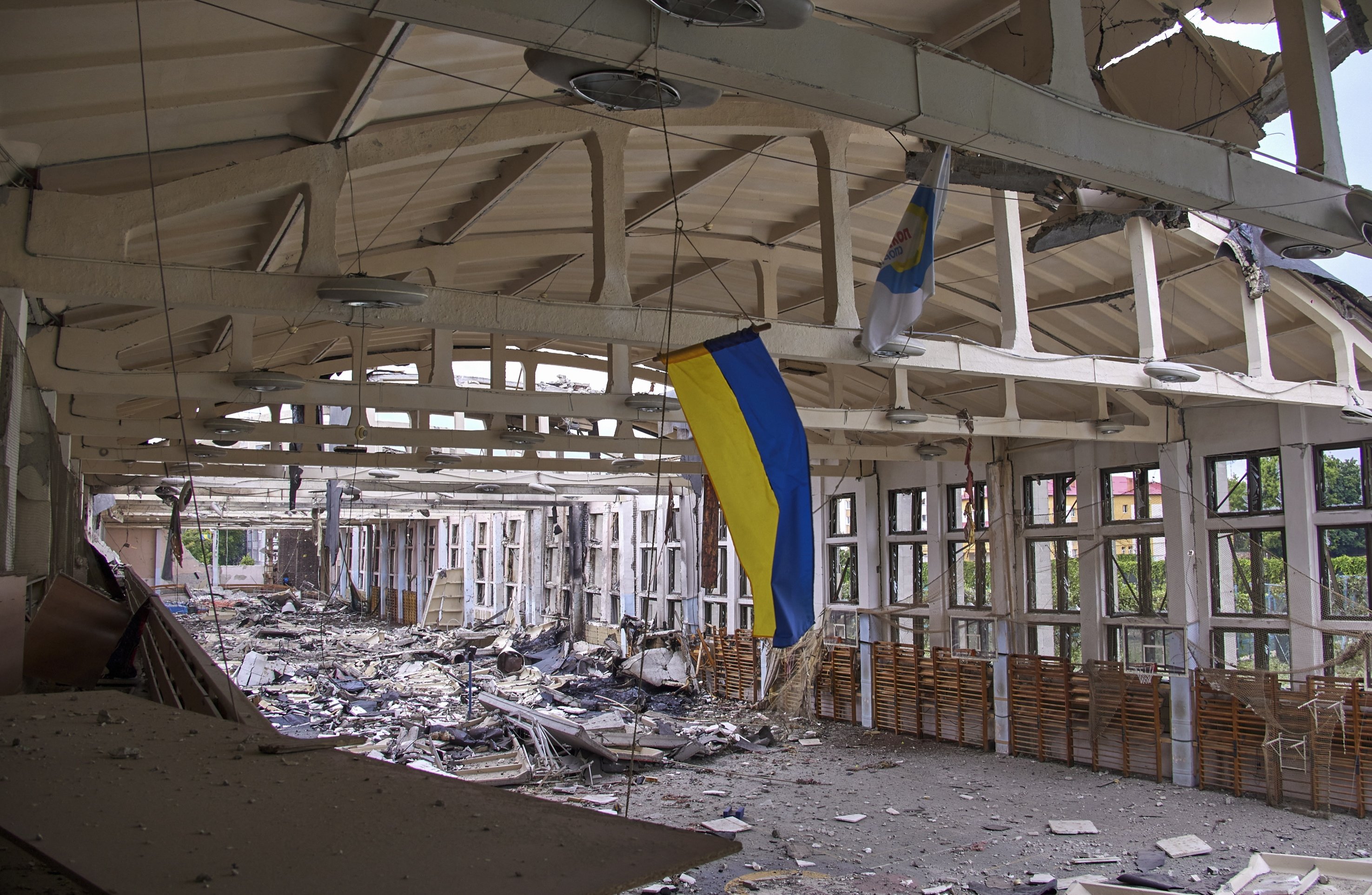Una vista de un complejo deportivo parcialmente destruido en el Politécnico de Kharkiv, Kharkiv, Ucrania, el 24 de junio de 2022. (Foto EPA)