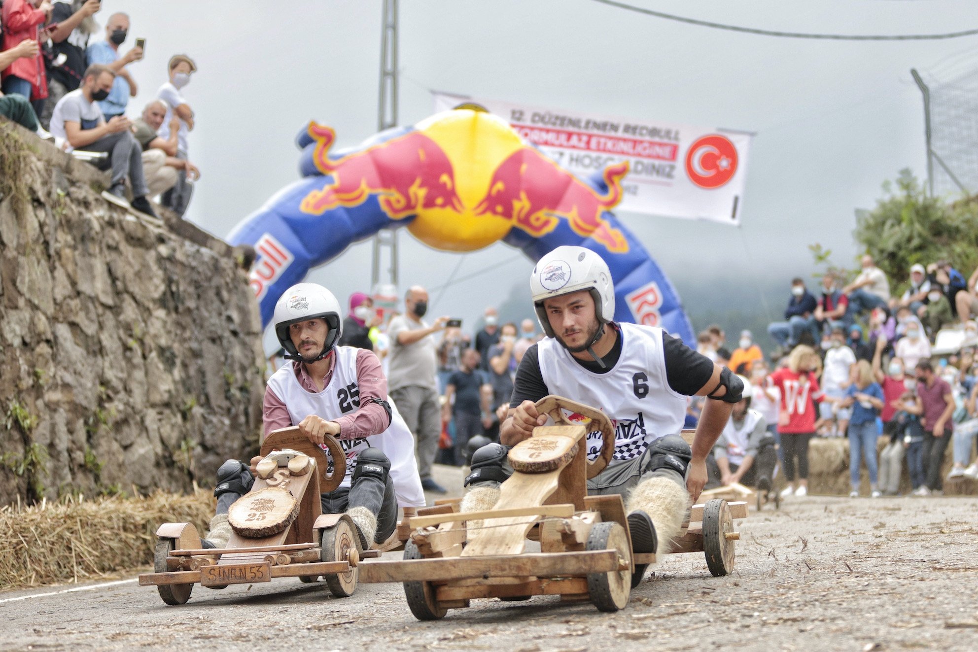 Seorang pembalap berpartisipasi dalam Formulaz Red Bull ke-12, Rize, Turki, 22 Agustus 2022. (Foto DHA)