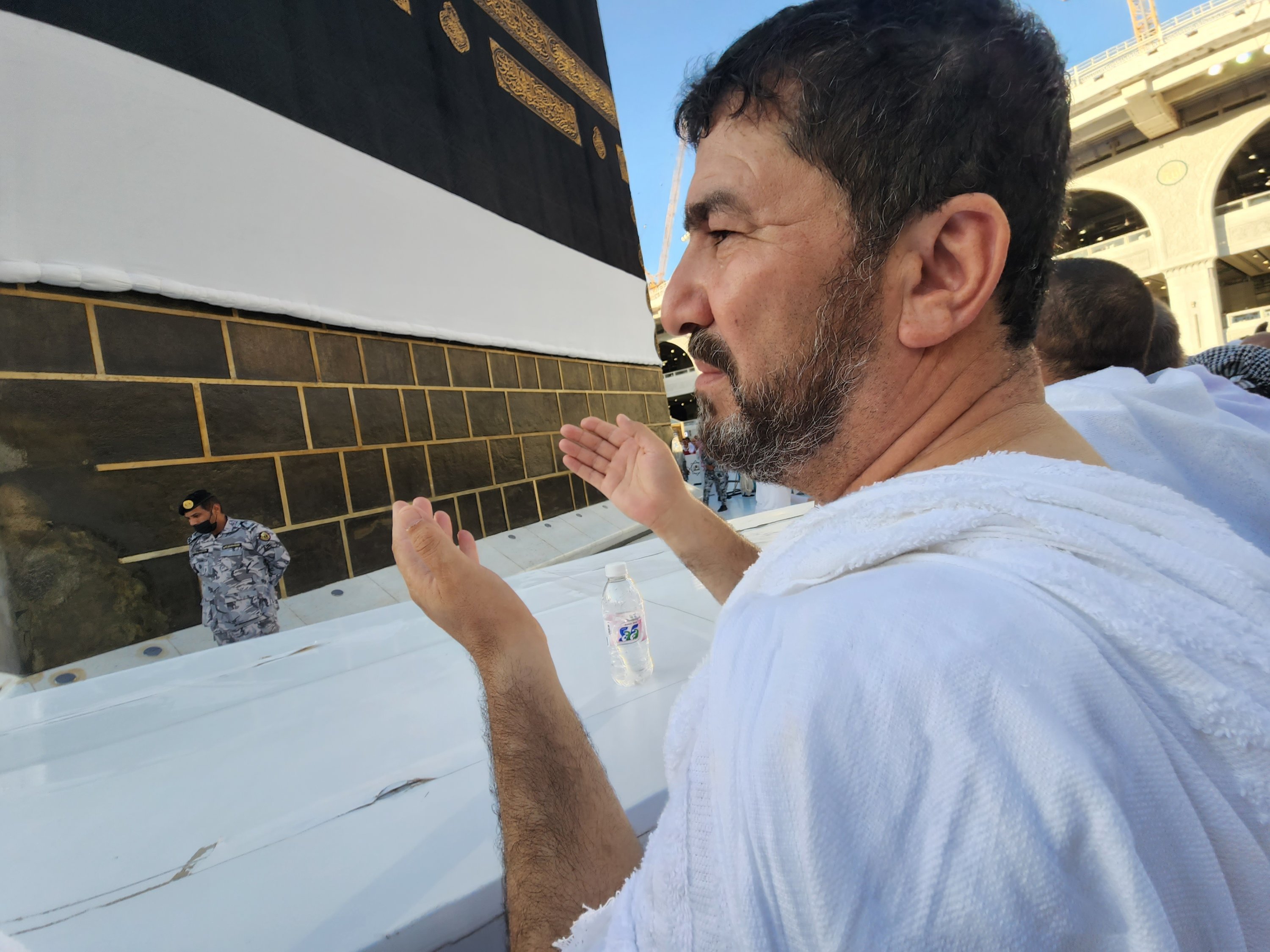 Adam Muhammad sholat di Ka'bah, Mekah, Arab Saudi, 5 Juli 2022. (AA Photo)