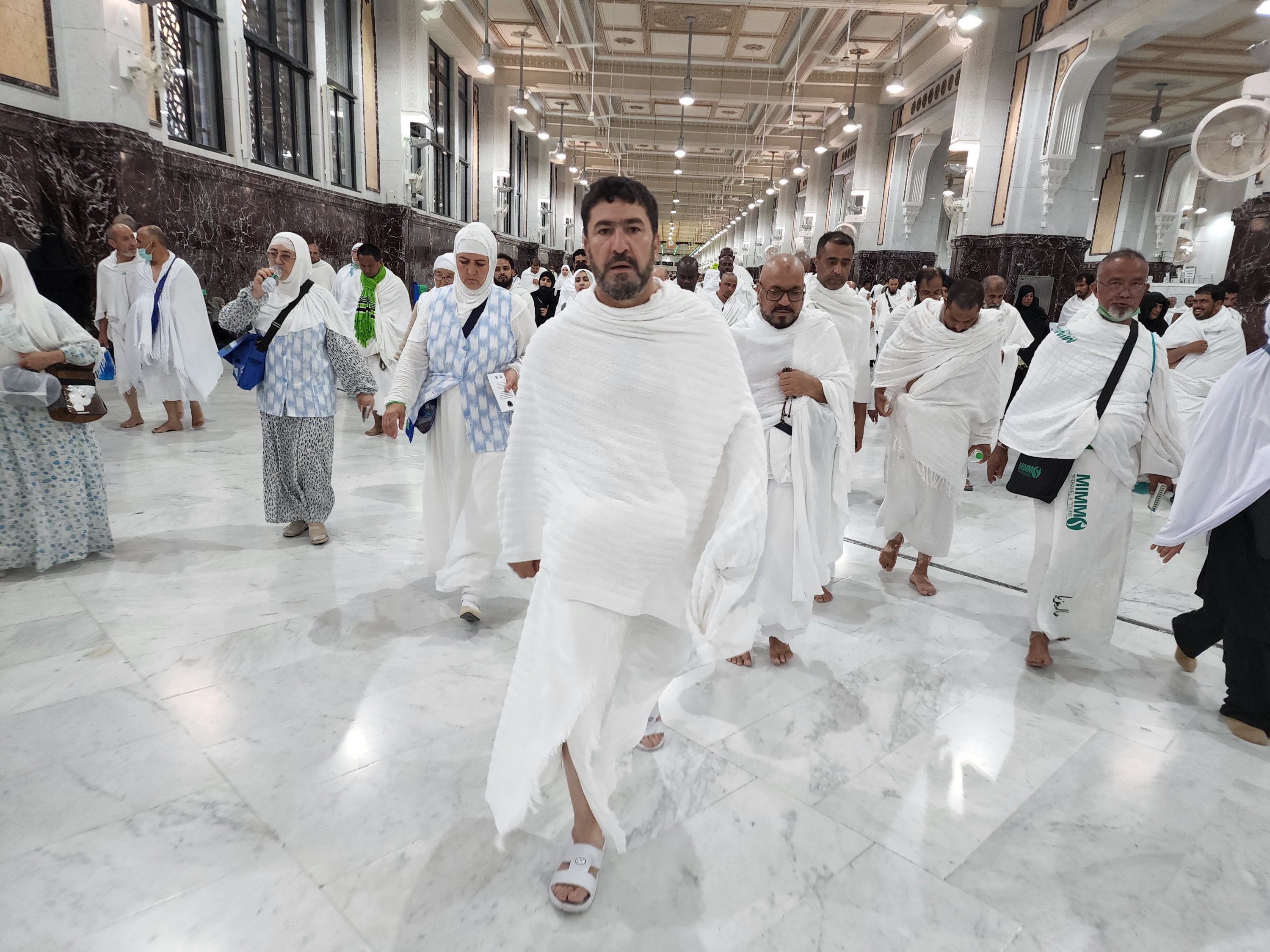 Adam Muhammad berjalan di dalam Masjid Al-Haram, Mekah, Arab Saudi, 5 Juli 2022. (AA Photo)