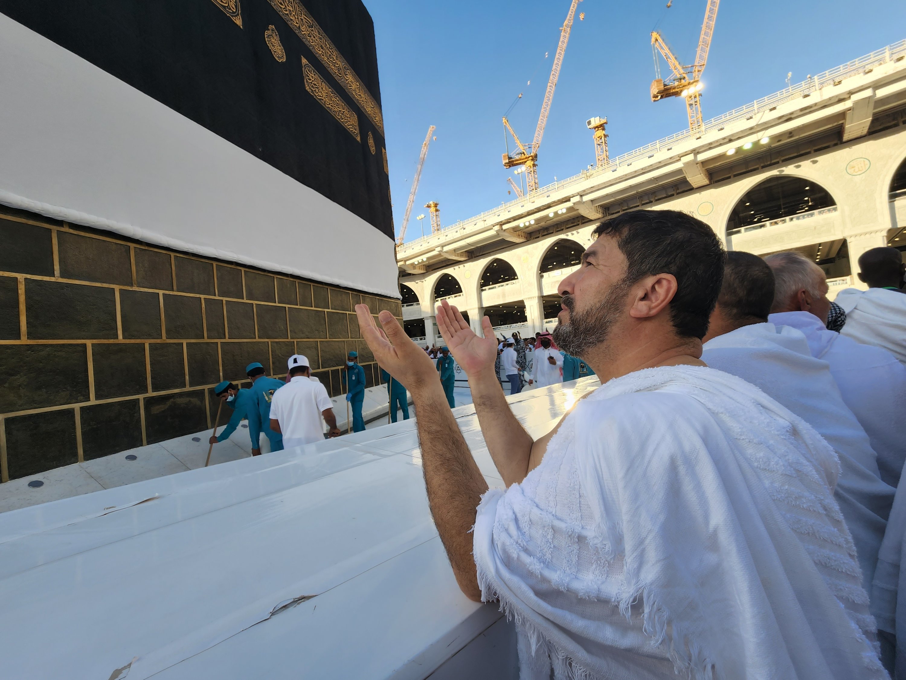 Adam Muhammed praying at the Kaaba, Mecca, Saudi Arabia, July 5, 2022. (AA Photo)