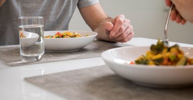 It&#039;s been said at many a dinner table that drinking during a meal is not good for digestion, experts don&#039;t agree. (dpa Photo)