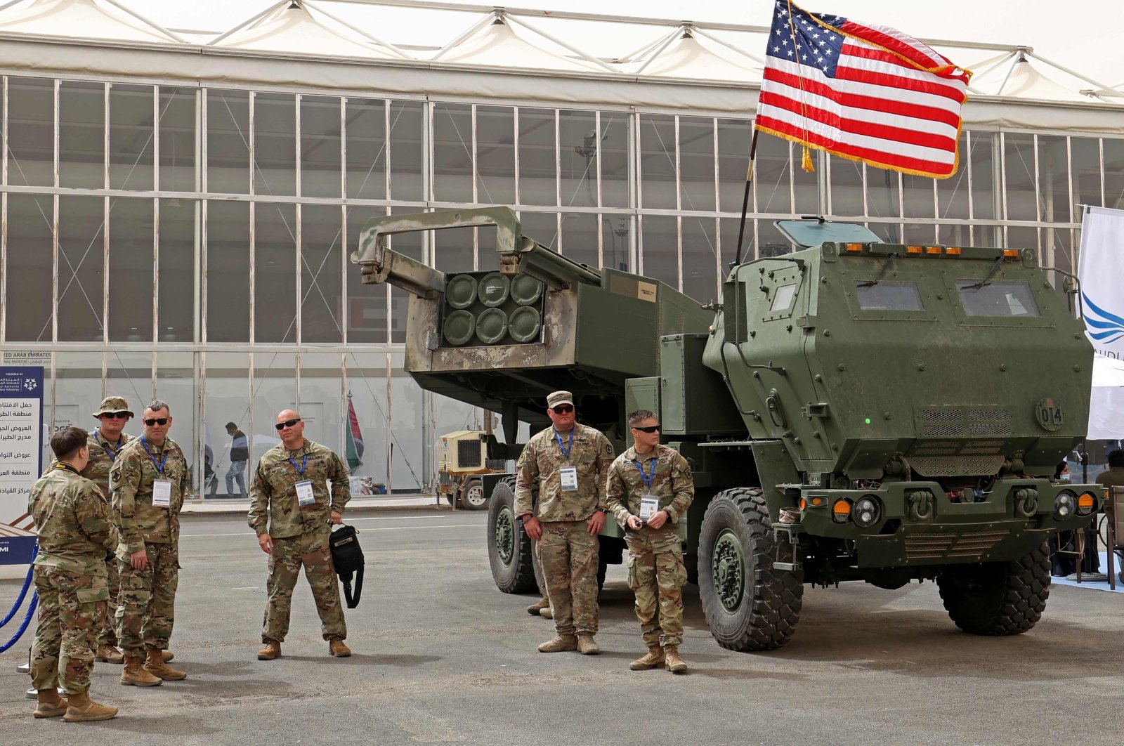 U.S. military personnel stand by a M142 High Mobility Artillery Rocket System (HIMARS) during the first World Defense Show, north of the capital Riyadh, Saudi Arabia, March 6, 2022. (AFP Photo)