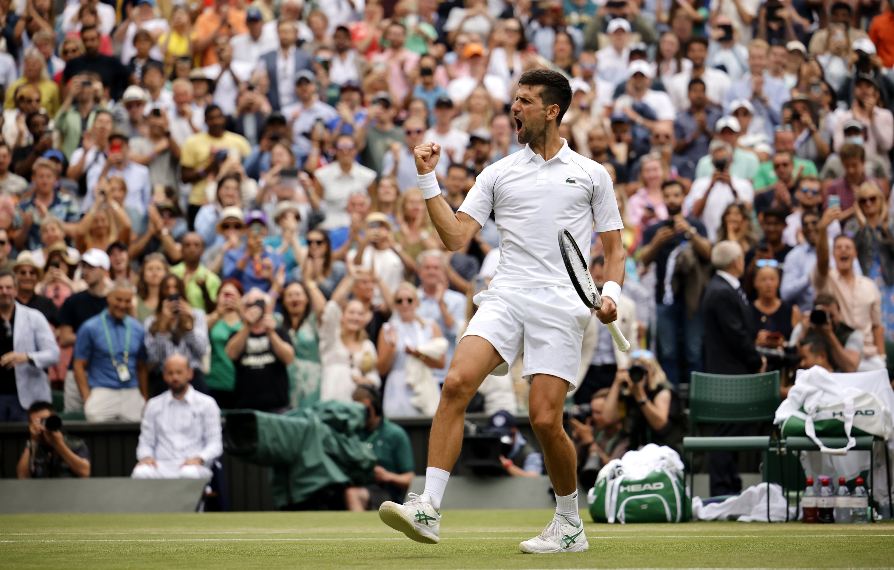 Novak Djokovic merayakan kemenangannya di perempat final Wimbledon putra melawan Jannik Sinner, London, Inggris, 5 Juli 2022. (EPA Photo)