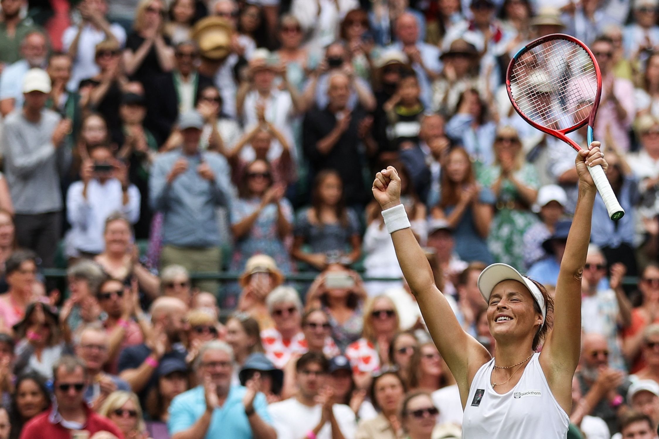 Tatjana Maria dari Jerman merayakan kemenangannya atas rekan senegaranya Jule Niemeier di perempat final Wimbledon putri, London, Inggris, 5 Juli 2022. (AFP Photo)