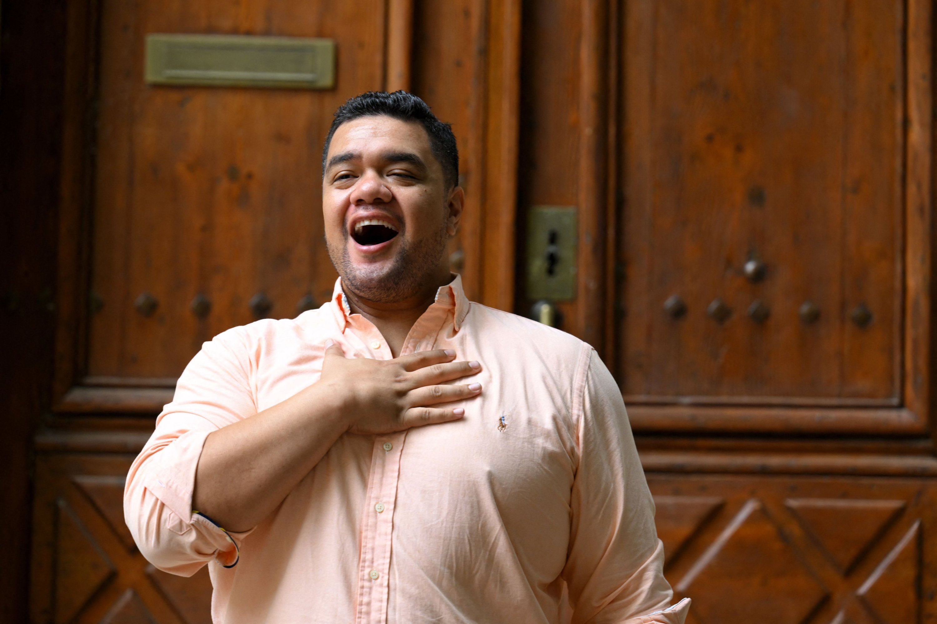 Tenor Samoa Pene Pati berpose di depan Festival Internasional Seni Lirik Aix-en-Provence, Prancis selatan, 22 Juni 2022. (AFP)