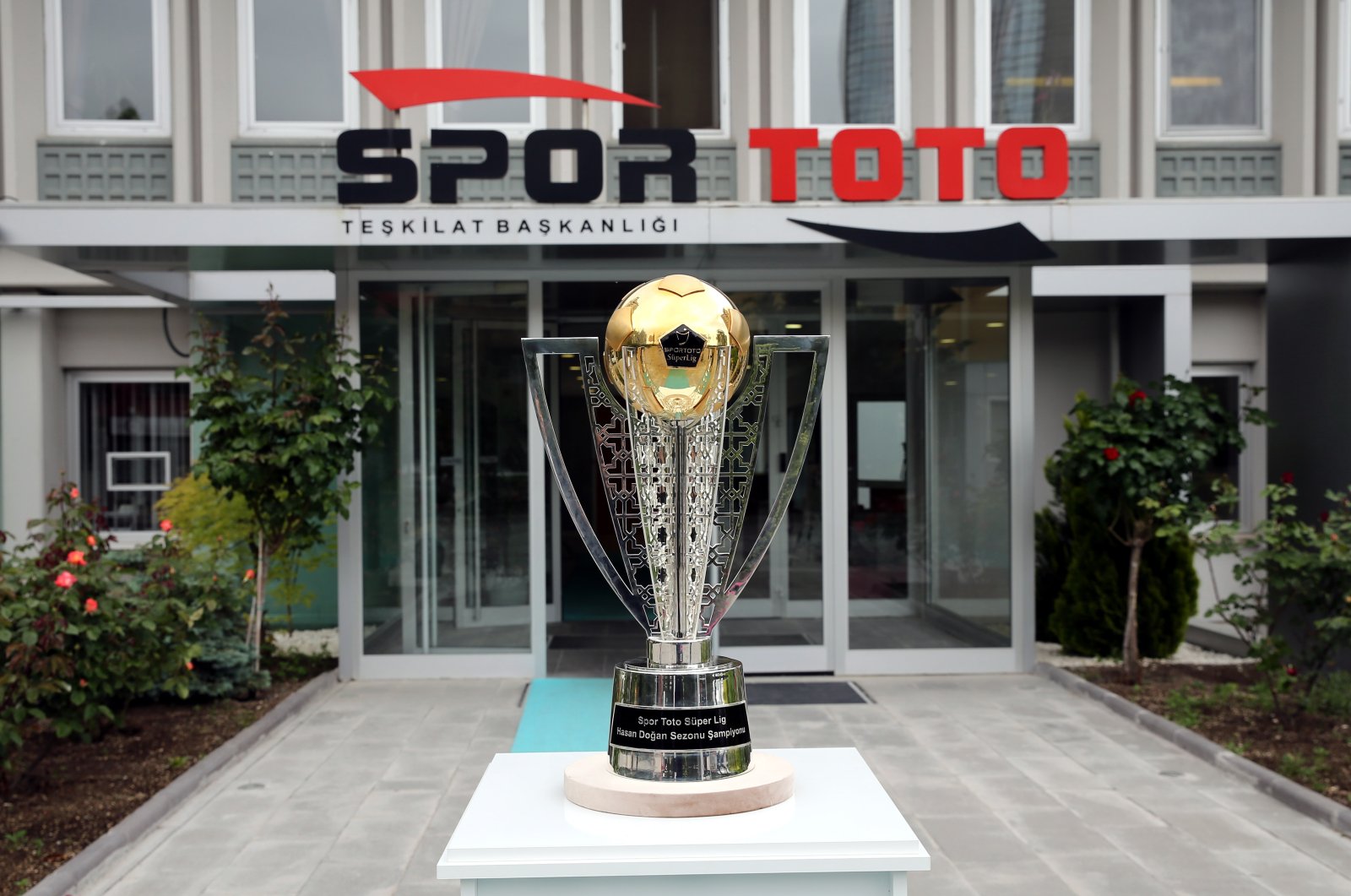 The Süper Lig trophy is seen in front of the Spor Toto headquarters, Ankara, Turkey, May 13, 2016. (AA Photo)