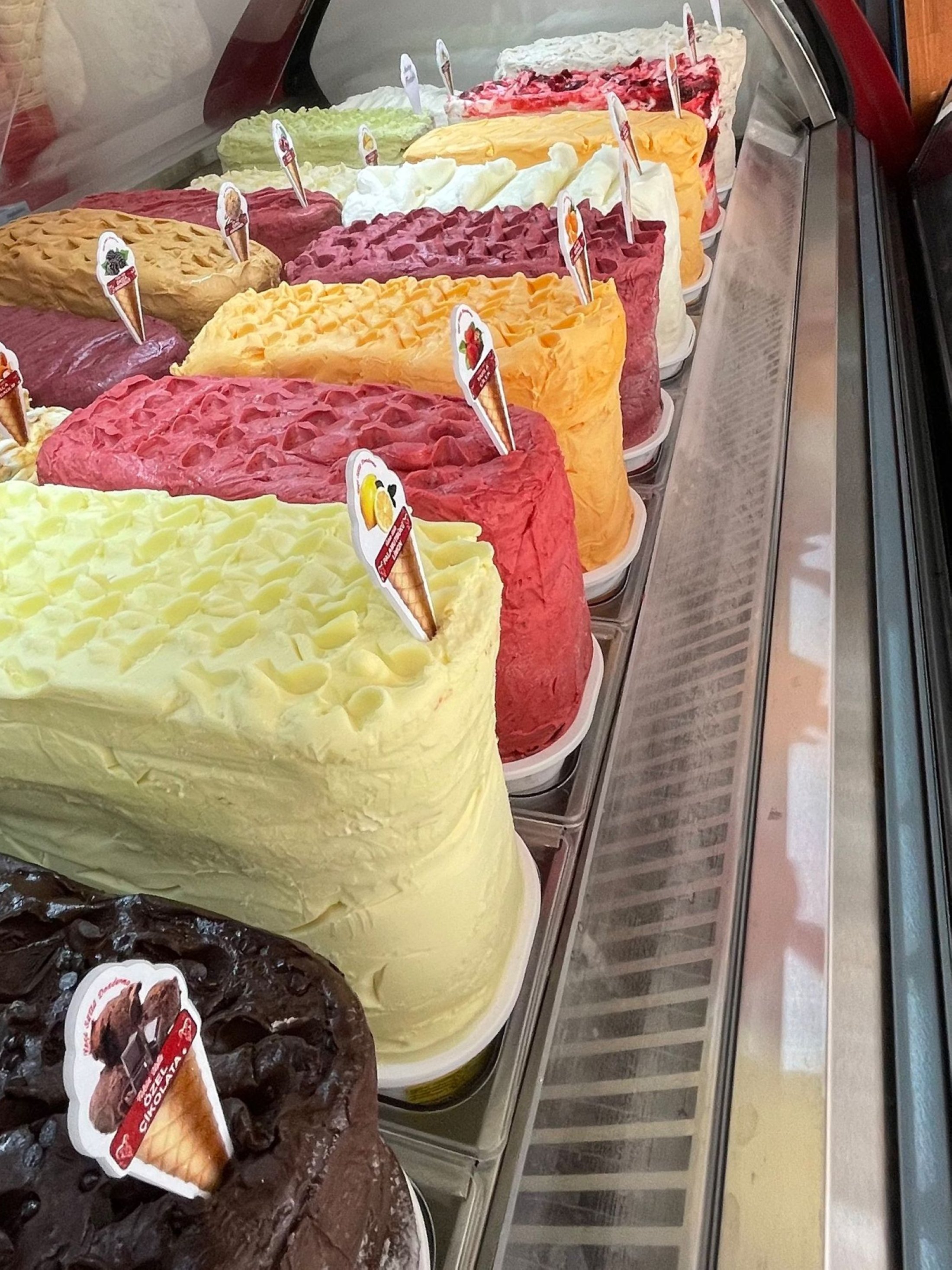 Muğla, Türkiye'deki Tekin Usta Keçi Sütü Dondurma Dükkanı'nda çeşitli dondurma lezzetleri.  (Fotoğraf, Laila Yvonne Argyll'in izniyle)