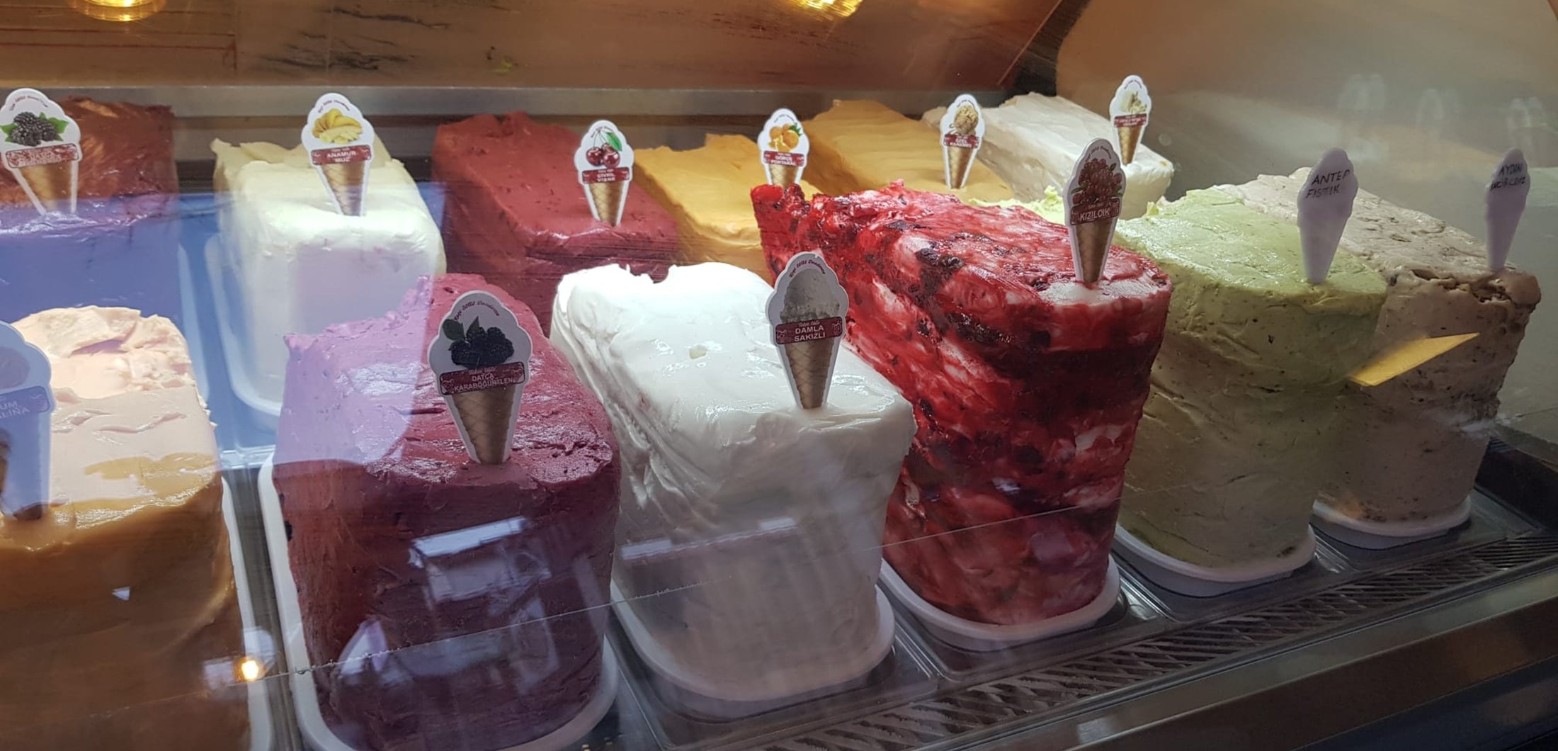 Berbagai rasa es krim di Toko Es Krim Tekin Usta Keçi Sütü di Muğla, Turki.  (Foto milik Leyla Yvonne Ergil)