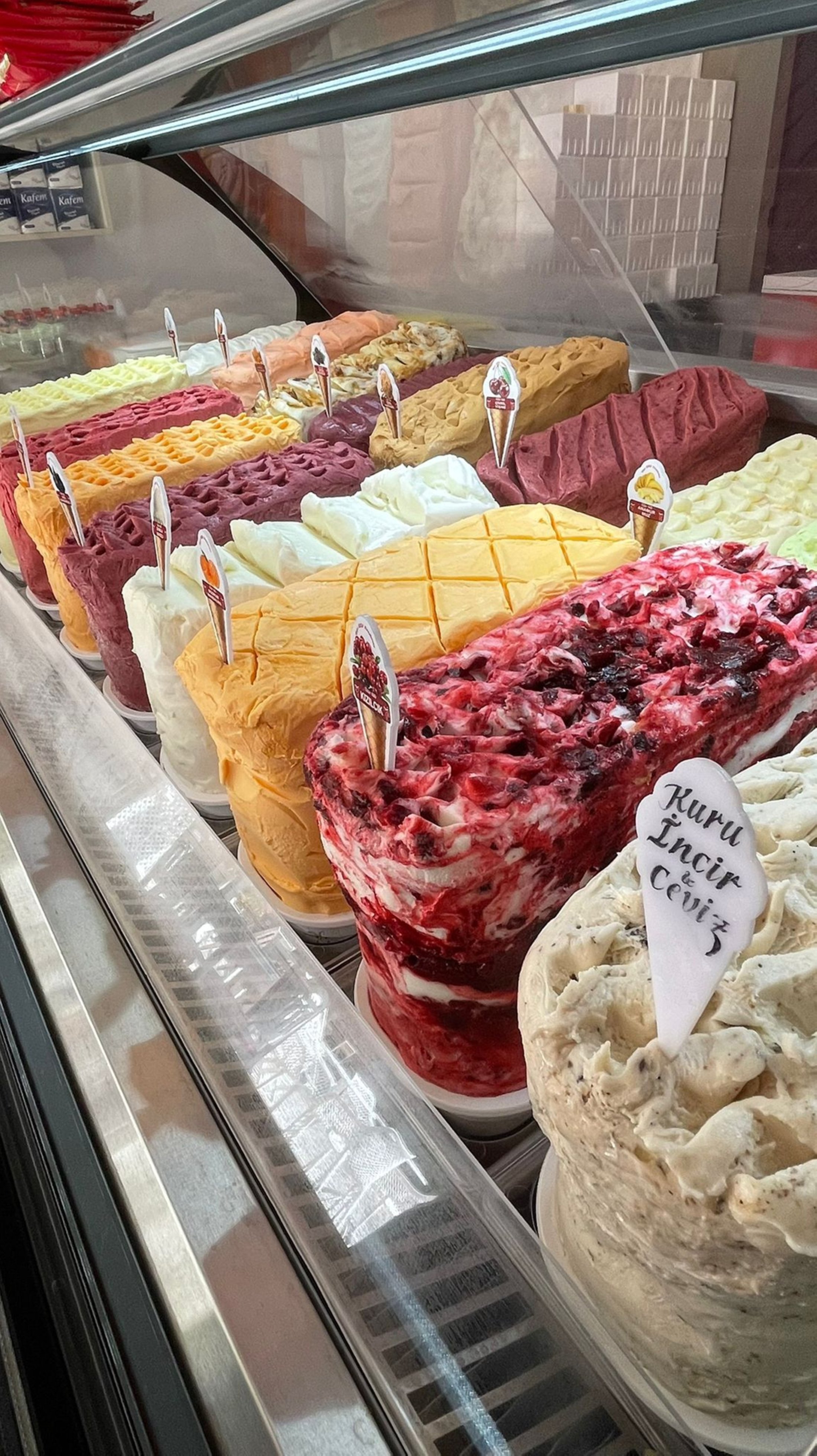 Berbagai rasa es krim di Toko Es Krim Tekin Usta Keçi Sütü di Muğla, Turki.  (Foto milik Leyla Yvonne Ergil)