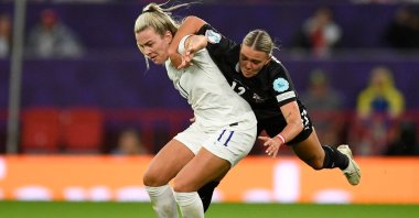 England's striker Lauren Hemp (L) vies with Austria's defender Laura Wienroither (R) during a Women's Euro 2022 match, Manchester, England, July 6, 2022. (AFP Photo)