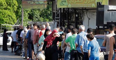 People line up in front of a bakery to buy bread in Sidon, southern Lebanon, June 22, 2022. (AFP Photo)