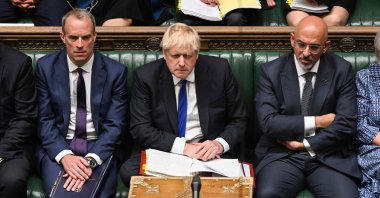 A handout photograph released by the UK Parliament shows Britain's Prime Minister Boris Johnson (C) flanked by Britain's Justice Secretary and deputy Prime Minister Dominic Raab (L) and Britain's new Chancellor of the Exchequer Nadhim Zahawi (R) during prime minister's questions in the House of Commons in London, U.K., July 6, 2022. (Jessica Taylor via AFP)