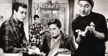 Cüneyt Arkın (C-R), in a scene from the film &quot;Yalnız Değiliz.&quot; (Photo via iMDB)