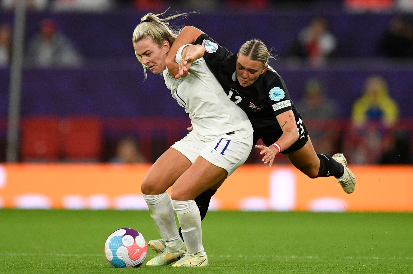 England&#039;s striker Lauren Hemp (L) vies with Austria&#039;s defender Laura Wienroither (R) during a Women&#039;s Euro 2022 match, Manchester, England, July 6, 2022. (AFP Photo)