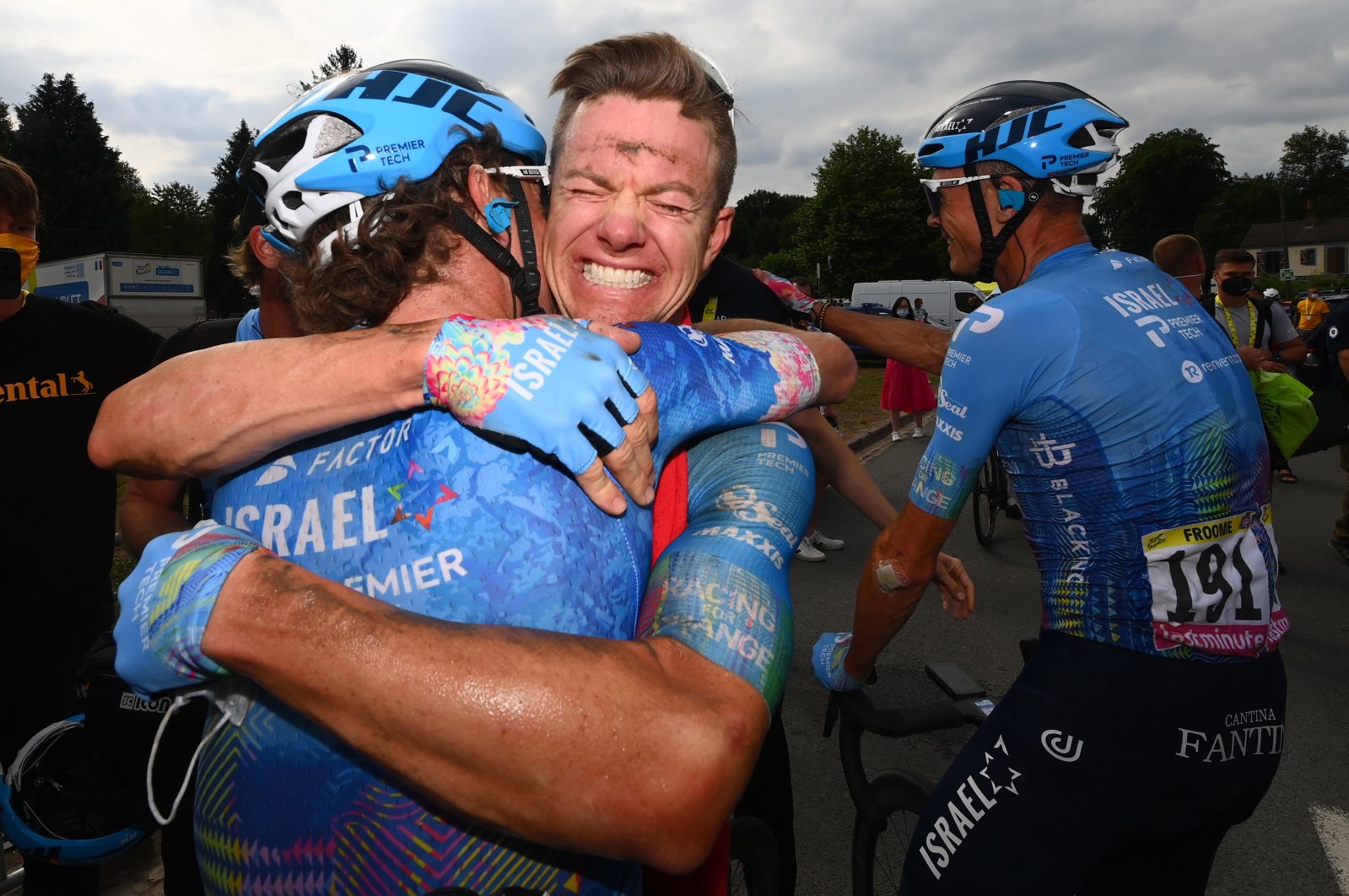 Israel Premier Tech&#039;s Australian rider Simon Clarke (C) celebrates with teammates after winning the 5th stage of the Tour de France 2022, Wallers-Arenberg, France, July 6, 2022. (EPA Photo)