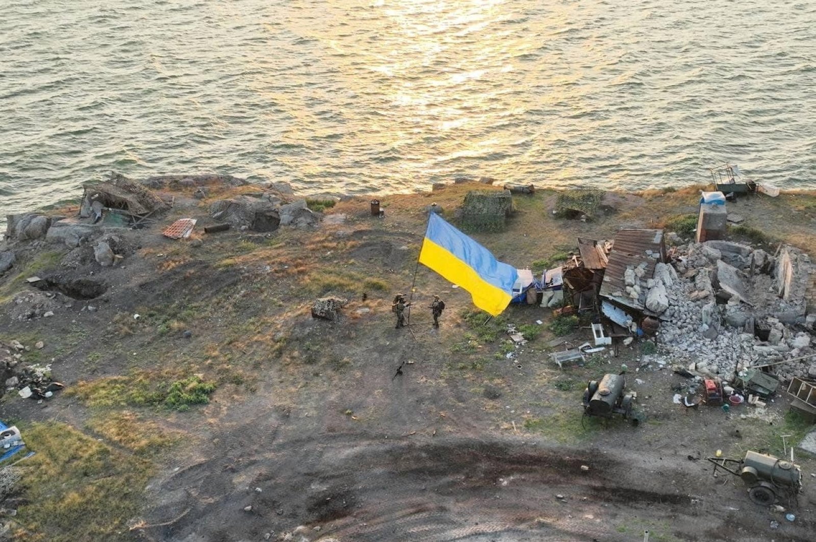 Rudal Rusia menghantam Pulau Ular saat Ukraina mengibarkan bendera