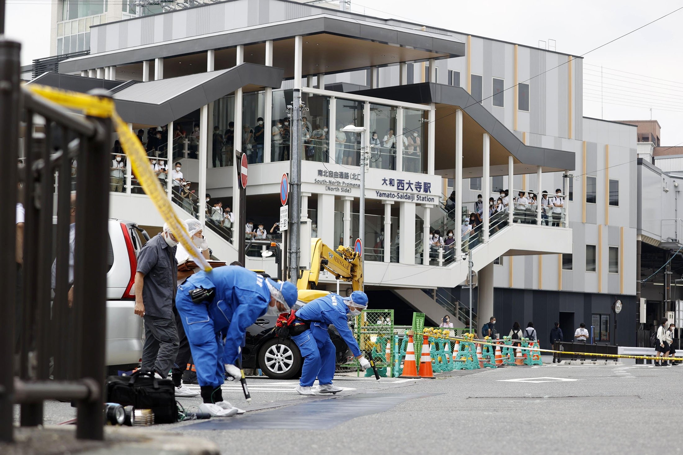 Polisi memeriksa lokasi penembakan mantan Perdana Menteri Jepang Shinzo Abe di Nara, Jepang barat, 8 Juli 2022. (AP Photo)