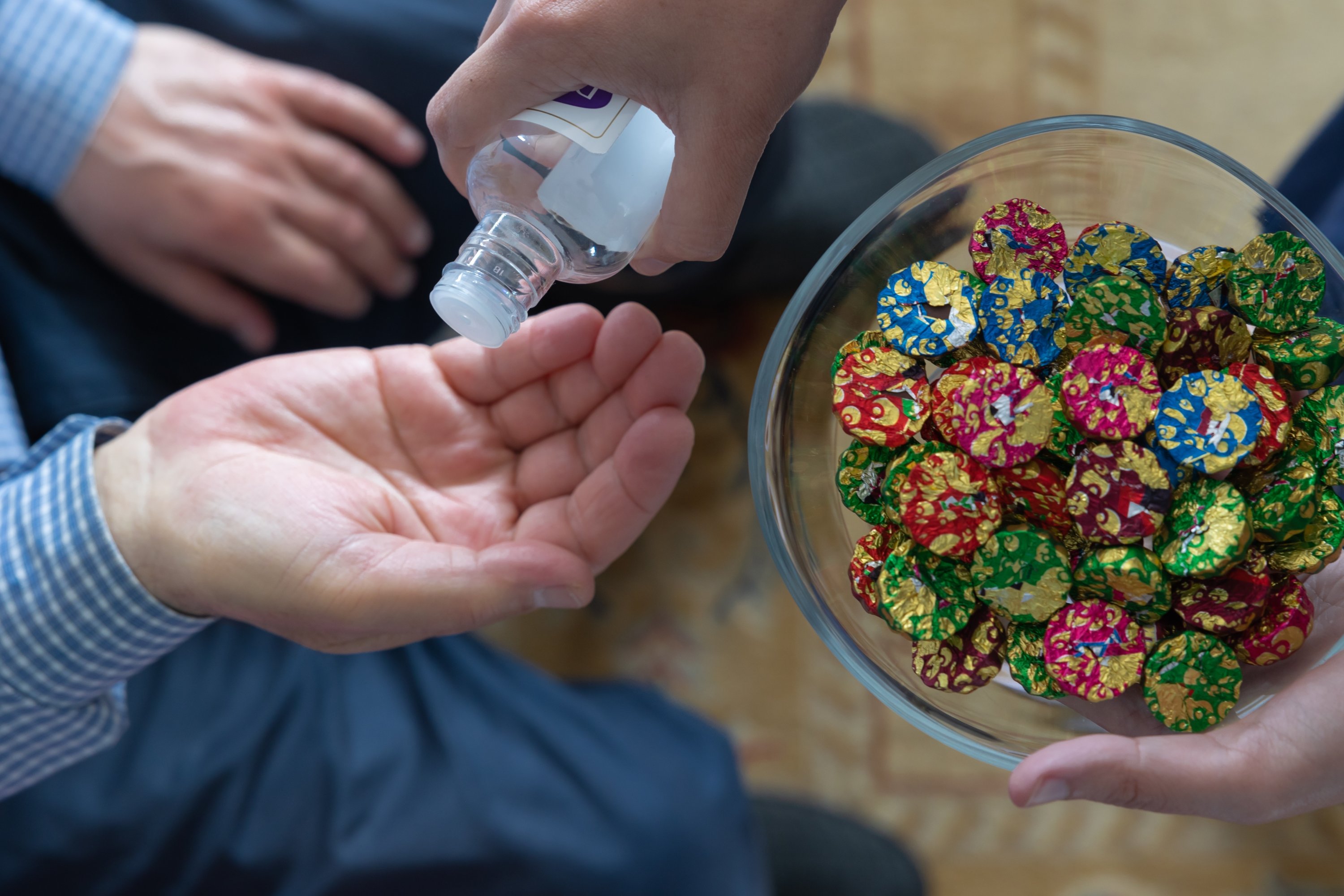 Tradisi menuangkan cologne dan menyajikan cokelat kepada para tamu atau pengunjung masih banyak dilakukan selama bayram di Turki.  (Foto Shutterstock)