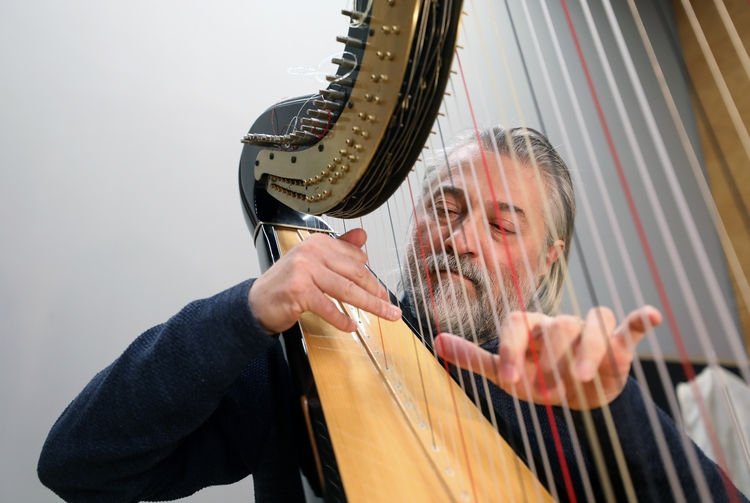 ağatay Akyol berpose sambil bermain harpa.  (A A) 