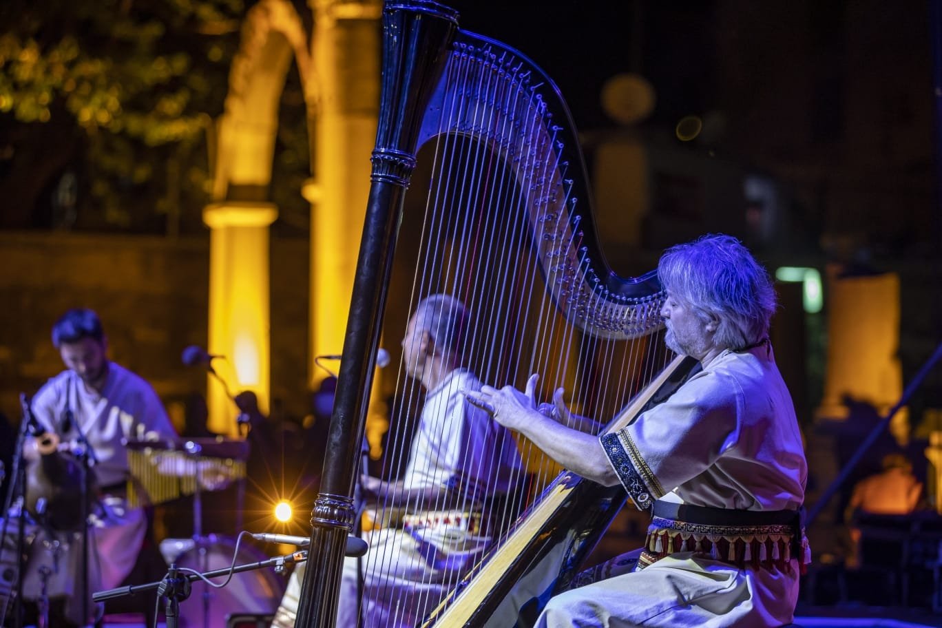 Arpanatolia comprises of Çağatay Akyol (M) on harp, Ferhat Erdem (R) on sipsi-kaval and Cemal Özkızıltaş on authentic percussion. (Courtesy of Akyol) 