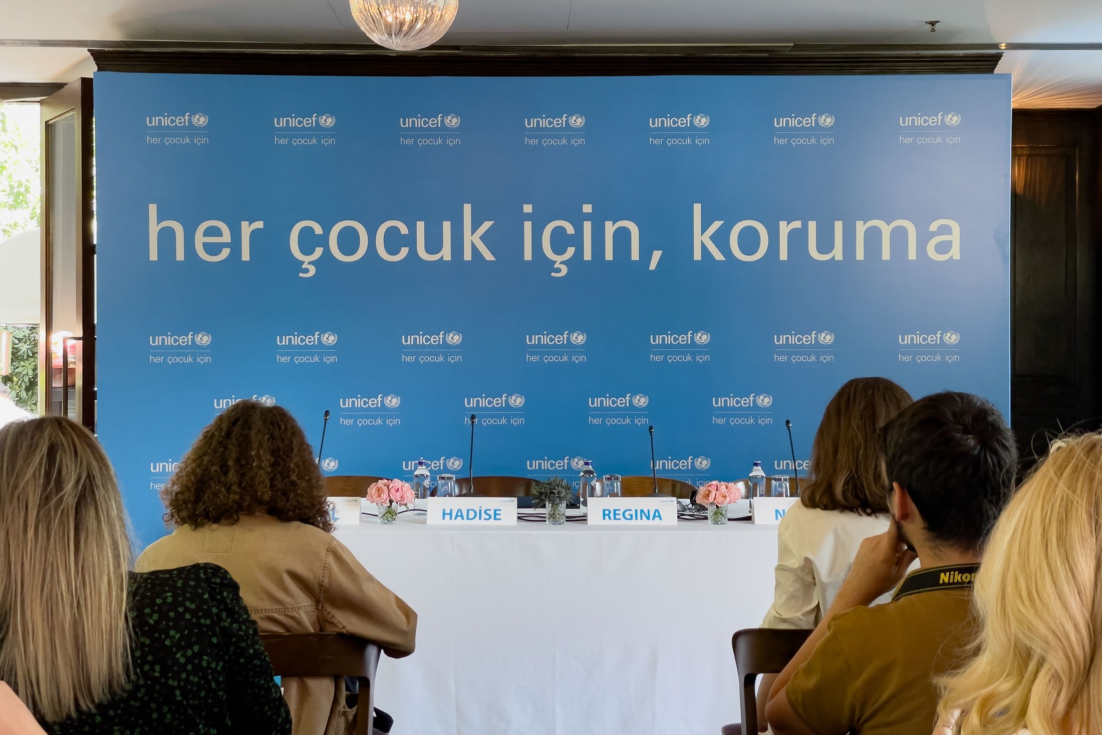 Anggota pers menunggu kedatangan Hadise untuk penunjukannya sebagai Advokat Hak Anak terbaru UNICEF Turki, di Istanbul, Turki, 7 Juli 2022. (Foto oleh Ahmet Koçak dari Daily Sabah)
