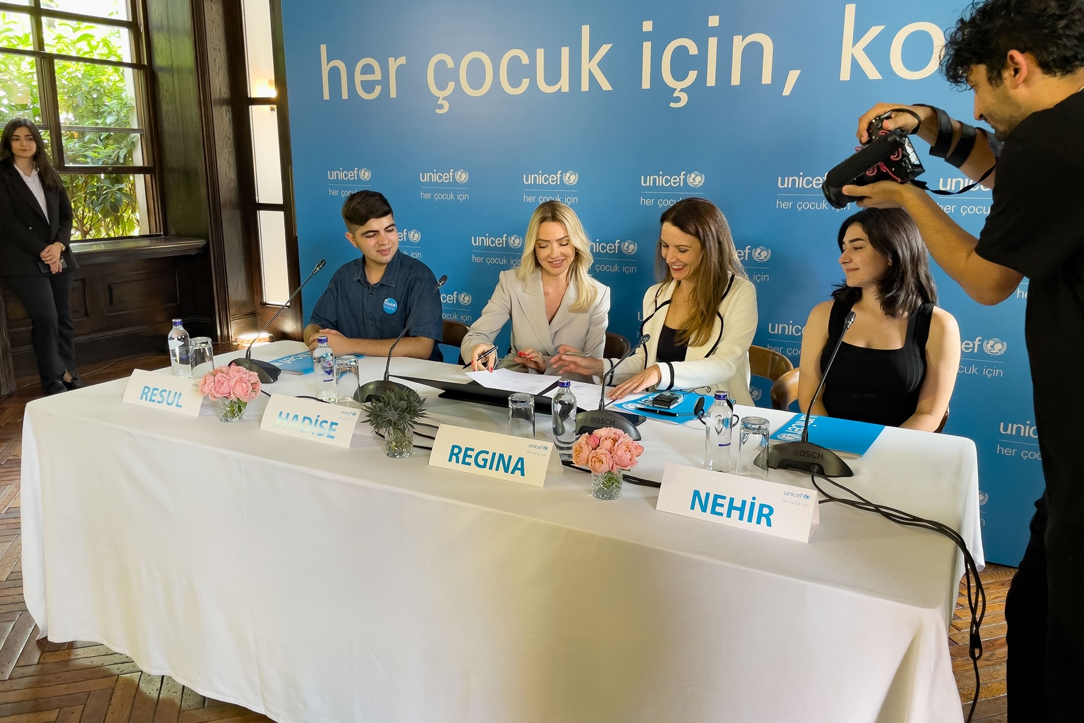 Hadise (CL) menandatangani skema penunjukan saat ia menjadi Advokat Hak Anak terbaru UNICEF Turki, di Istanbul, Turki, 7 Juli 2022. (Foto oleh Ahmet Koçak dari Daily Sabah)