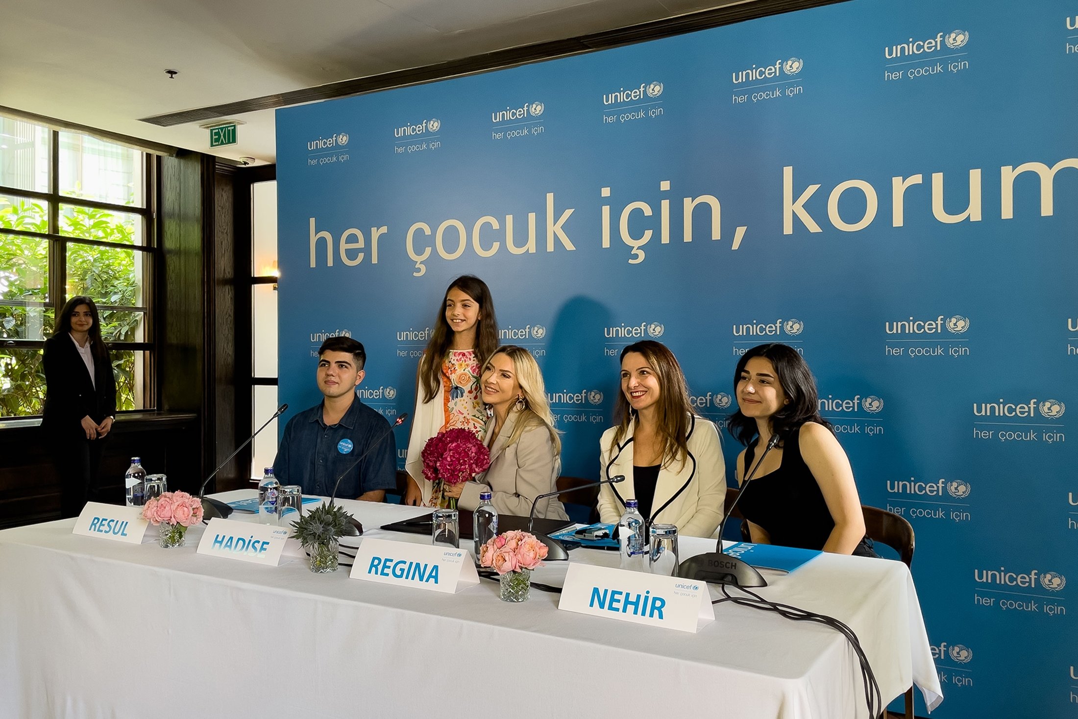 Hadise (tengah) dan yang lainnya berpose untuk foto, selama acara UNICEF di Istanbul, Turki, 7 Juli 2022. (Foto oleh Ahmet Koçak dari Daily Sabah)