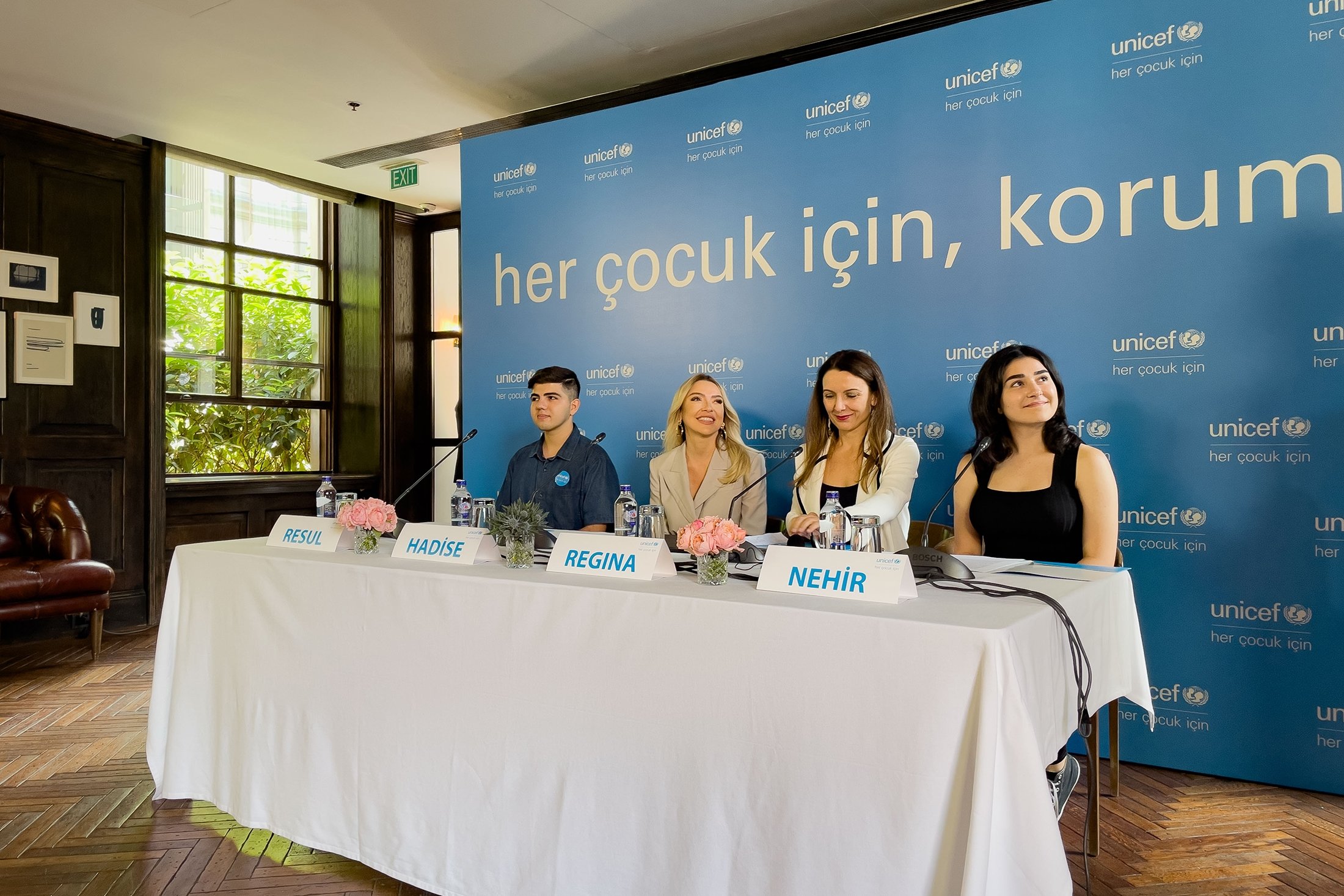 Hadise (CL) dan yang lainnya berpose untuk foto, selama acara UNICEF di Istanbul, Turki, 7 Juli 2022. (Foto oleh Ahmet Koçak dari Daily Sabah)