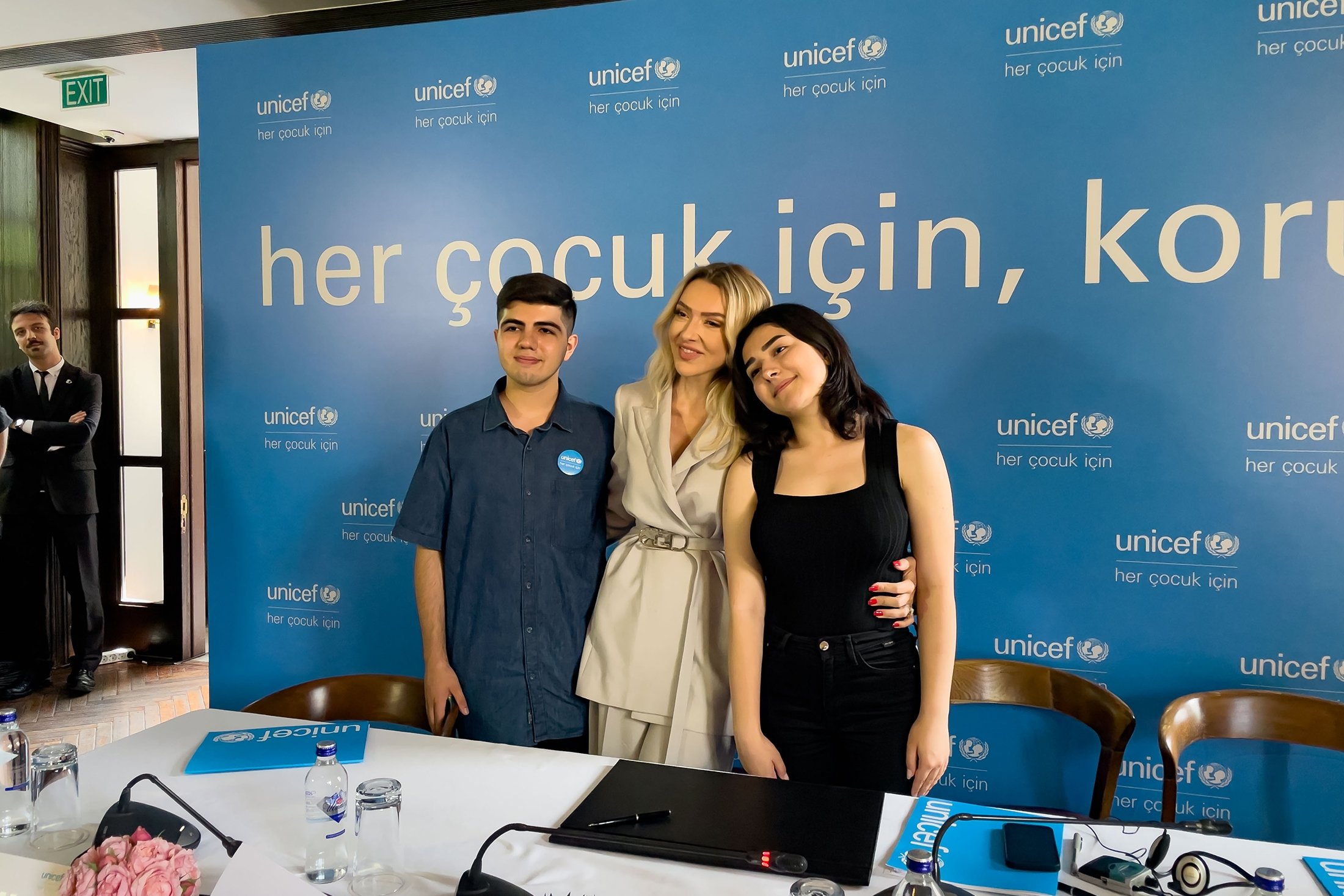 Hadise (tengah) berpose dengan Resul (kiri) dan Nehir, dalam acara UNICEF di Istanbul, Turki, 7 Juli 2022. (Foto oleh Ahmet Koçak dari Daily Sabah)