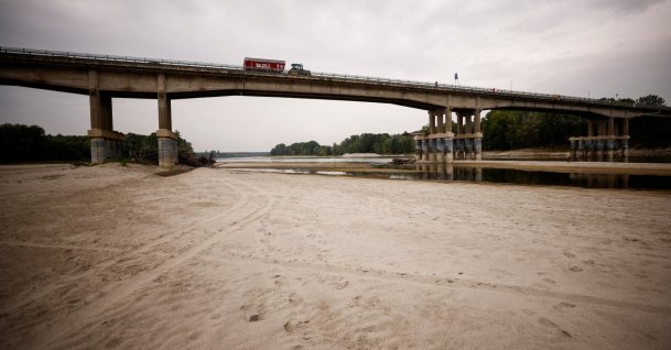 A view shows Po's dry riverbed, as parts of Italy's longest river and largest reservoir of freshwater have dried up due to the worst drought in the last 70 years, Boretto, Italy, June 22, 2022. (Reuters Photo)