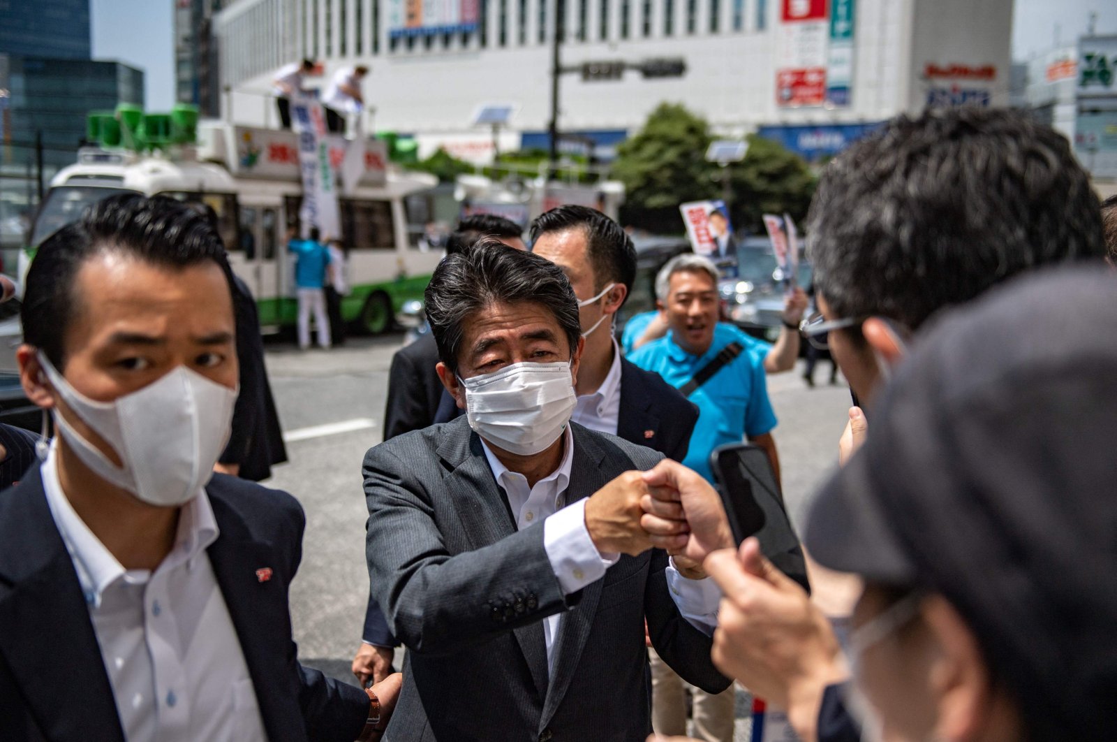 Mantan pemimpin Jepang Shinzo Abe ditembak saat berpidato, dikhawatirkan tewas
