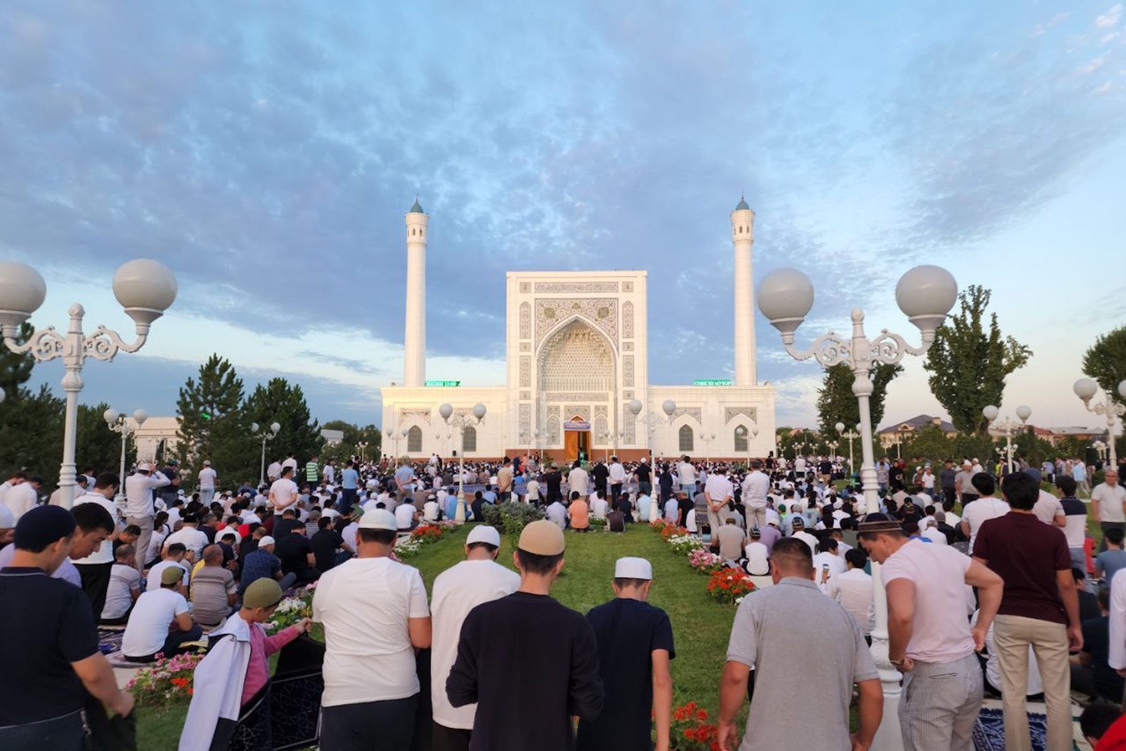 Orang-orang berkumpul untuk salat Idul Adha, di Tashkent, Uzbekistan, 9 Juli 2022. (AA Photo)