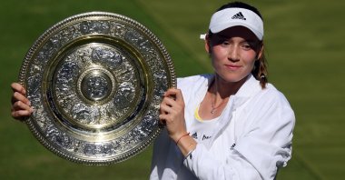 Kazakhstan&#039;s Elena Rybakina celebrates with the Venus Rosewater Dish trophy after winning the Wimbledon women&#039;s singles final, London, England, July 9, 2022. (AFP Photo)