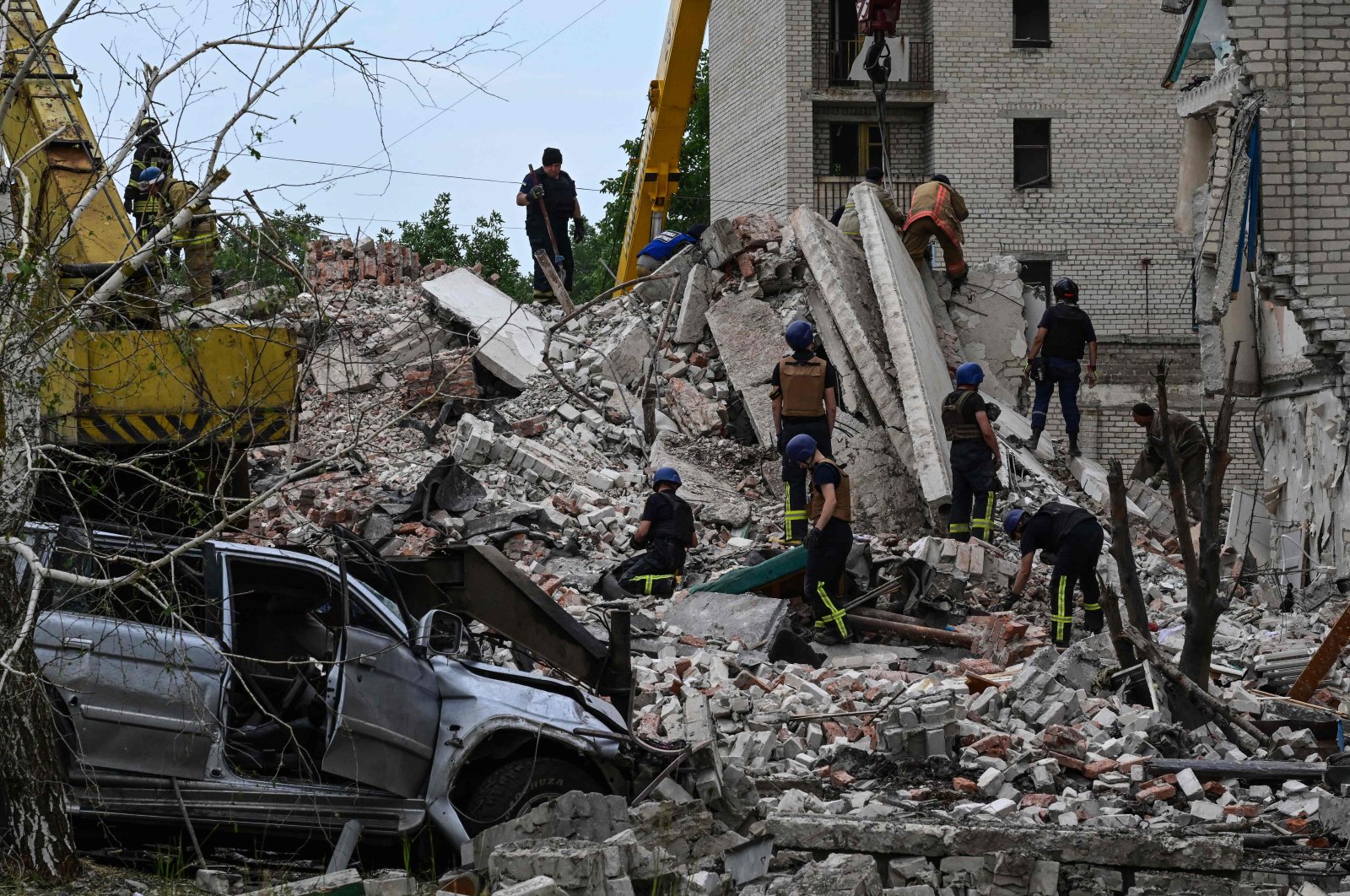 Rescuers clear the scene after a building was partially destroyed in a Russian missile strike, Chasiv Yar, eastern Ukraine, July 10, 2022. (AFP Photo)