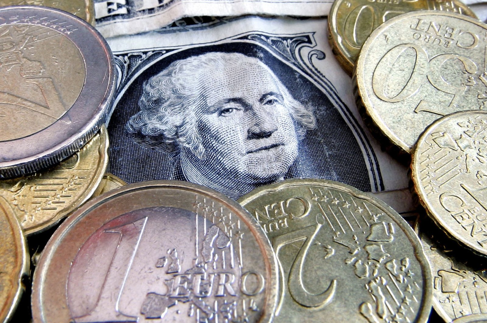 Euro mendekati paritas dengan dolar setelah tenggelam ke level terendah 20 tahun
