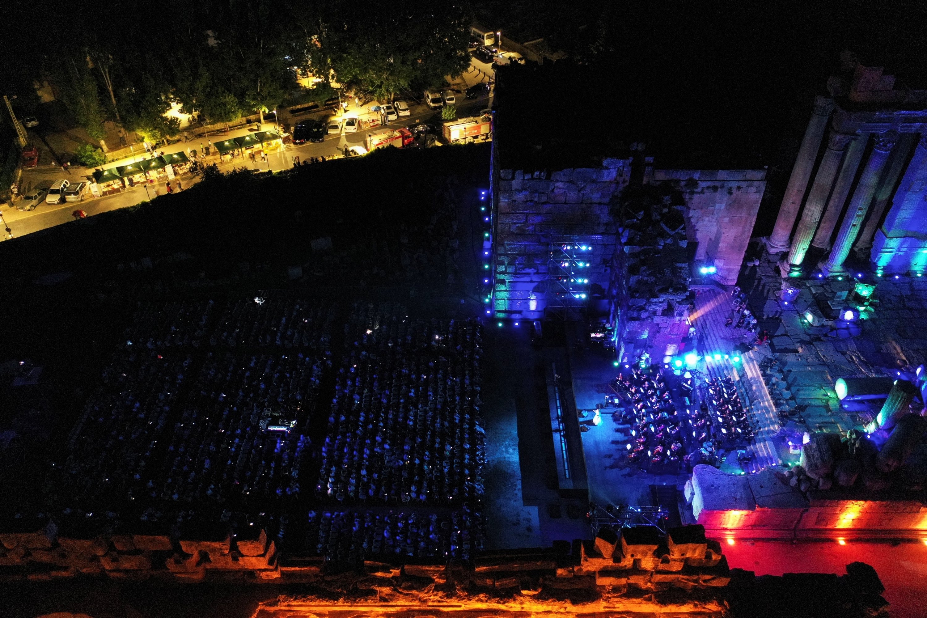 Penyanyi Lebanon Soumaya Baalbaki dan konduktor Lubnan Baalbaki tampil di kuil Romawi Bacchus, selama pembukaan Festival Internasional Baalbeck, di Baalbeck, Lebanon, 8 Juli 2022. (Foto Reuters)