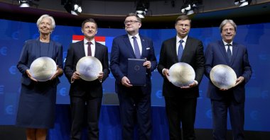 From left, European Central Bank (ECB) President Christine Lagarde, Croatia's Finance Minister Zdravko Maric, Czech Republic's Finance Minister Zybnek Stanjura, European Commission Vice President Valdis Dombrovskis and European Commissioner for Economy Paolo Gentiloni hold up cardboard euro coins after a signing ceremony for Croatia to join the euro in Brussels, July 12, 2022. (AP Photo)