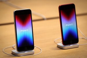 FILE PHOTO: The new Apple iPhone SE is displayed at the Apple Store on 5th Avenue shortly after it went on sale in Manhattan, in New York City, New York, U.S., March 18, 2022. (REUTERS/Mike Segar/File Photo)